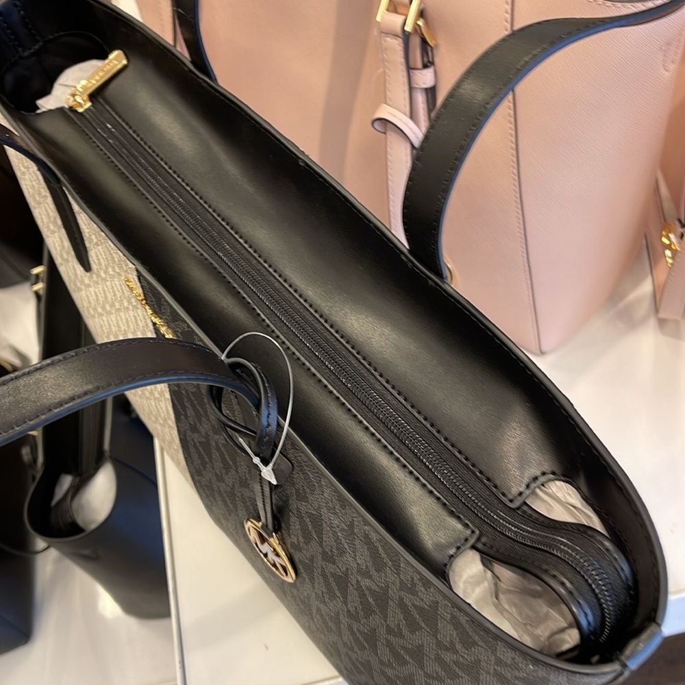 Michael Kors Jet Set Medium Two-Tone Logo Tote Shoulder Bag
BLACK COMBO
NWT - Picture 13 of 16